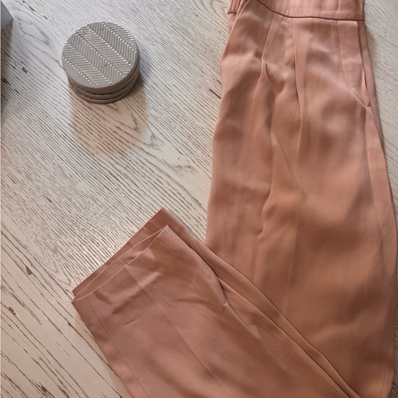Aritzia Babaton Peach/Pink Dress Pants - Size 6
Details: Elastic waist NWOT - Picture 3 of 4
